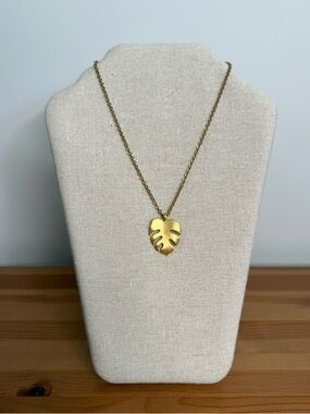 🇨🇦 Foxy Originals - botanical leaf pendant necklace
